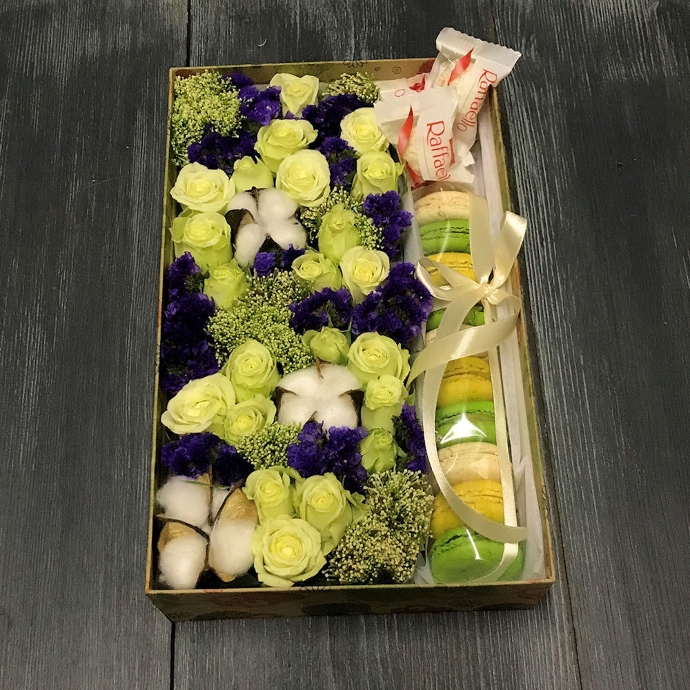 Букет из роз, статицы, хлопка и сладостей в декоративной коробке